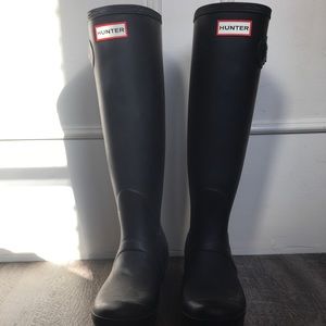 Matte black Hunter rain boots